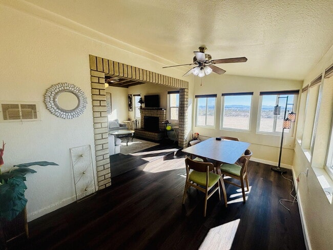 Building Photo - 4 bedrooms, 2 kitchens, 2.5 bathrooms, lau...