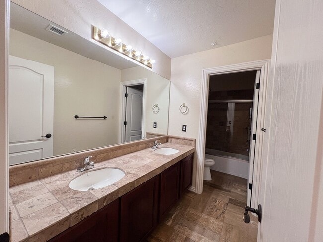 Building Photo - Stunning 5 bed/ 3.5 Bath in Pleasant Valley