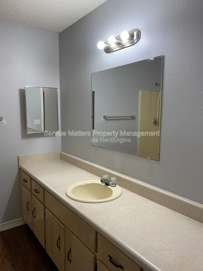 Building Photo - 5746 Rolling Hills Dr