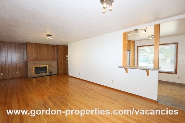Building Photo - SE Molt St - Milwaukie mid-century split l...