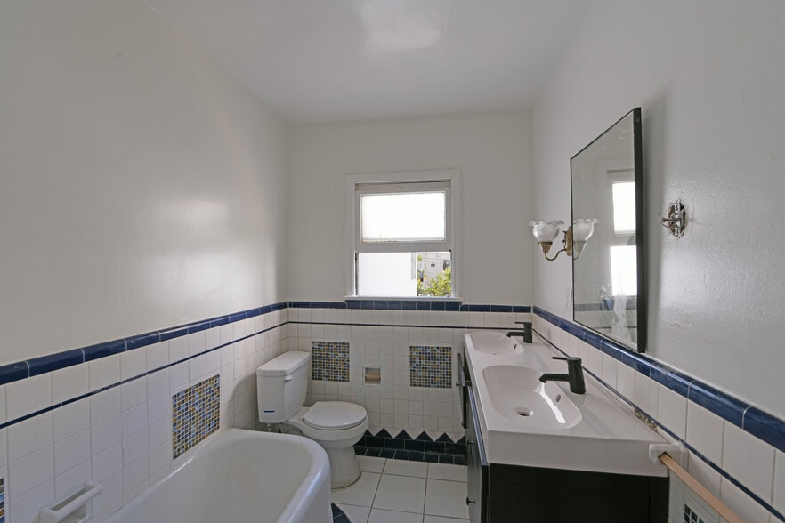 Building Photo - 913 Le Doux Rd