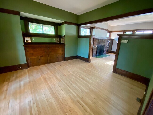 Building Photo - 2016-2018 E 6th Street