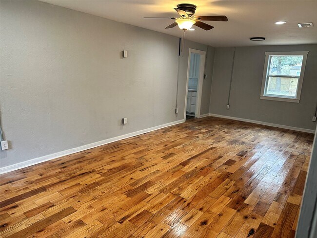 Building Photo - 912 W Cleveland St