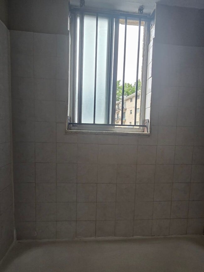 Building Photo - SPRINGBANK APARTMENTS II
