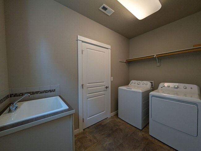 Building Photo - Beautiful 3-Bedroom, 2.5-Bath Home In the ...