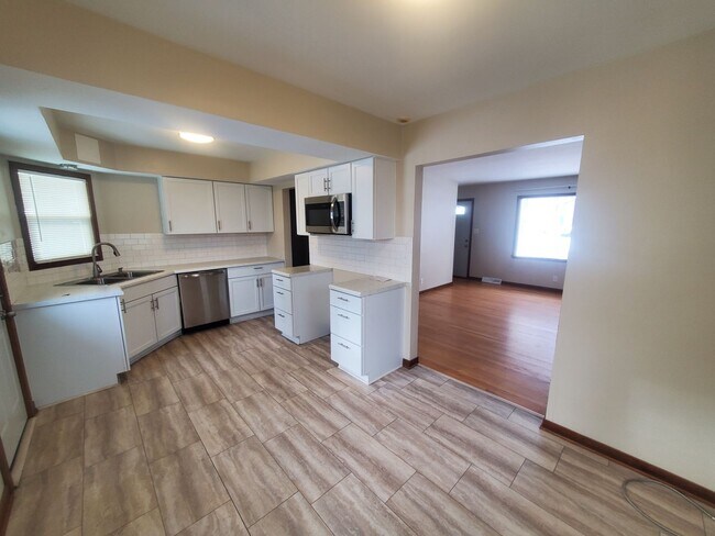 Building Photo - 3 Bedroom Single Family Ranch Home