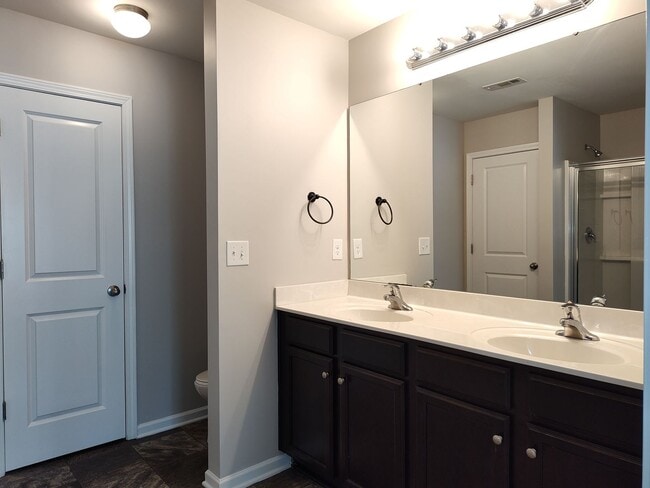 Building Photo - Beautiful Townhome in Berkshire!