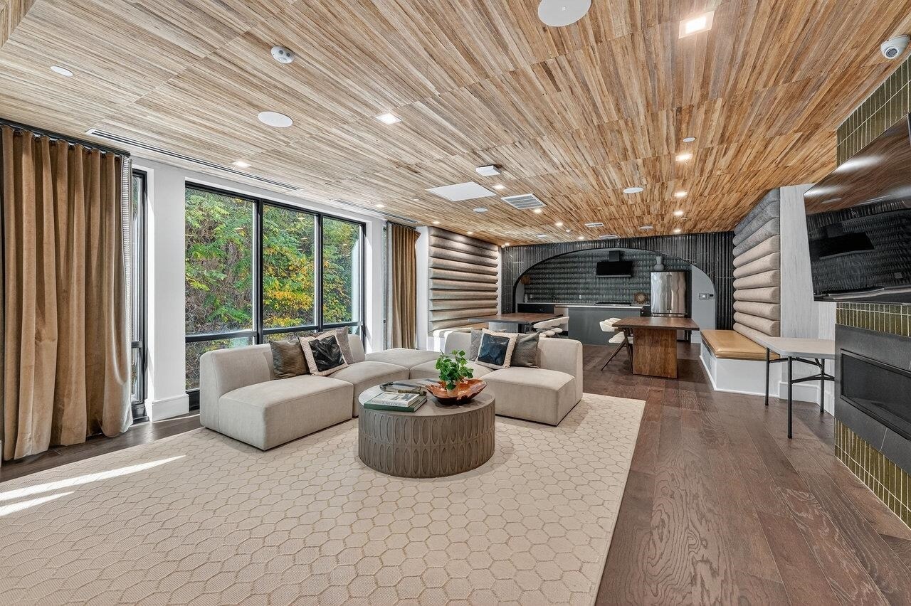 Building Photo - 8701 Churchill Rd