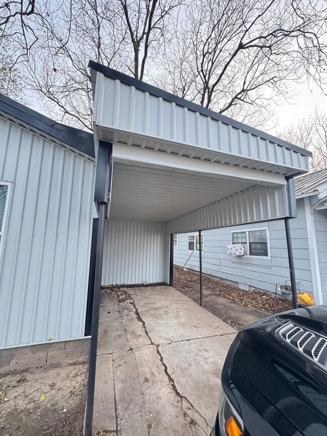 Building Photo - 2 Bedroom 1 Bath Remodeled Farmhouse for Rent