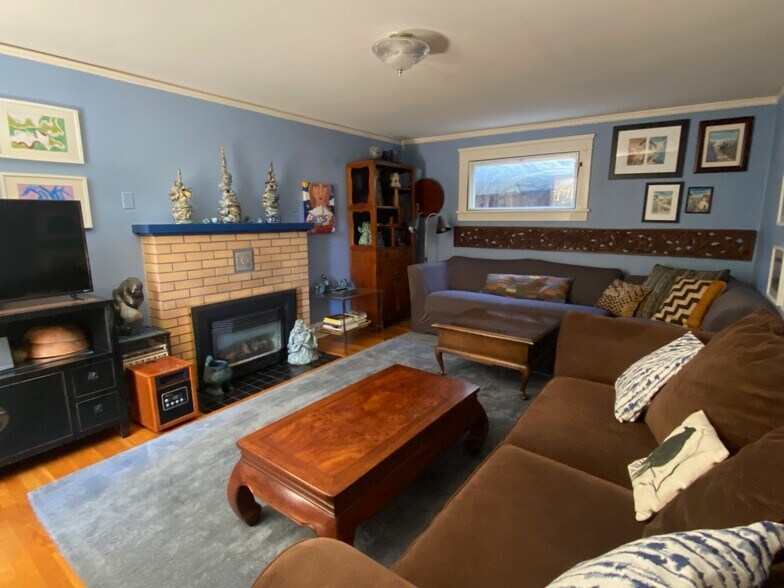 Living room - 120 Magnolia St