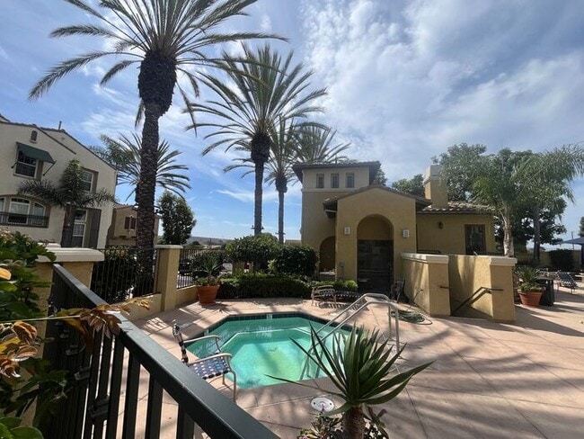Building Photo - Move In Ready! 2 bedrooms 2.5 bath Townhom...