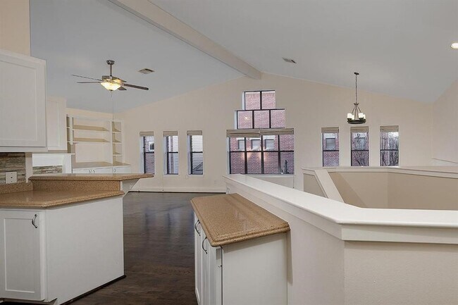 Building Photo - 914 W 25th St