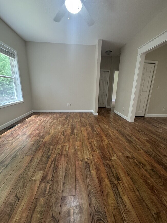 Building Photo - "Charming 3-Bed Retreat in Hendersonville ...