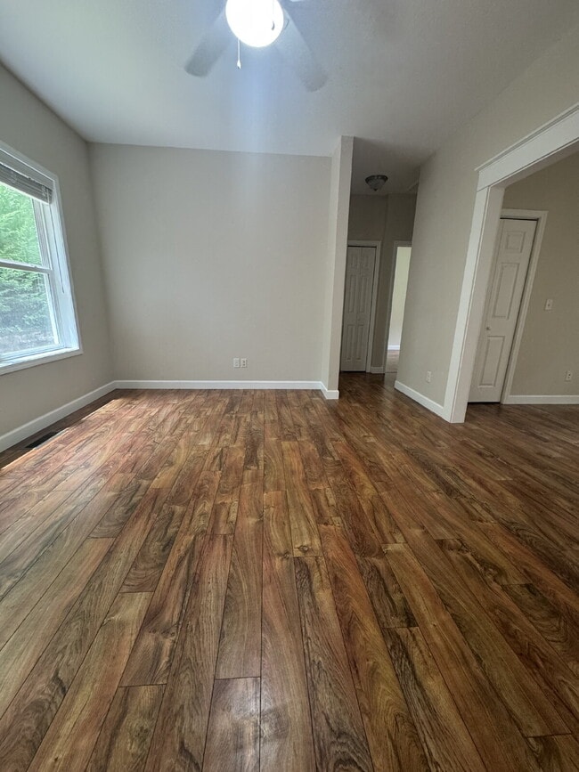 Building Photo - "Charming 3-Bed Retreat in Hendersonville with Cozy Fireplace."