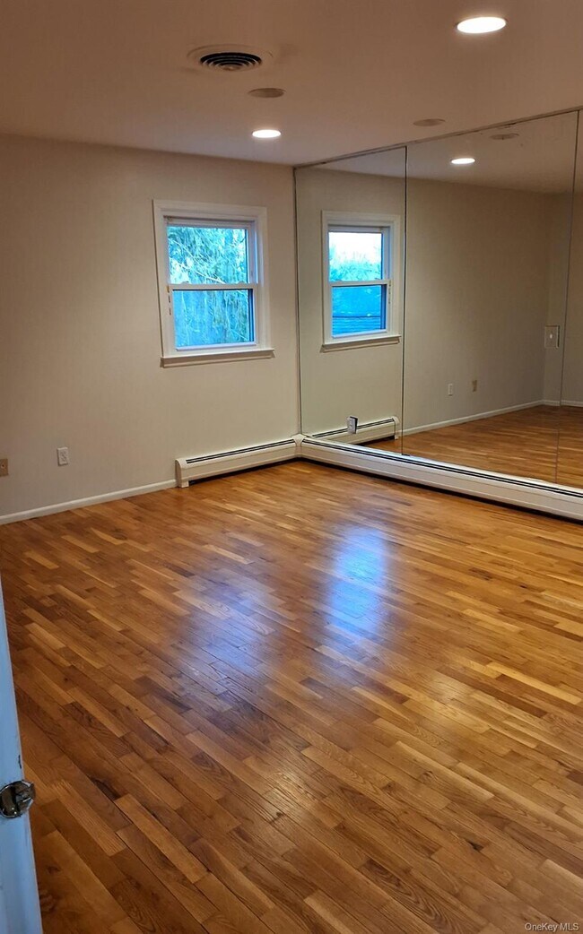 Building Photo - 5 Suzie Dr