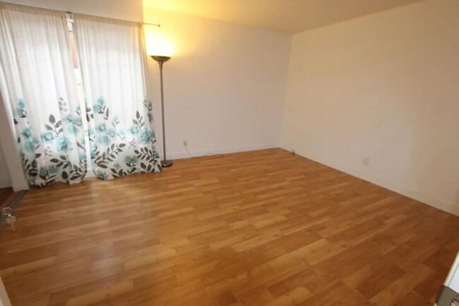 Building Photo - 592 Schwerin St