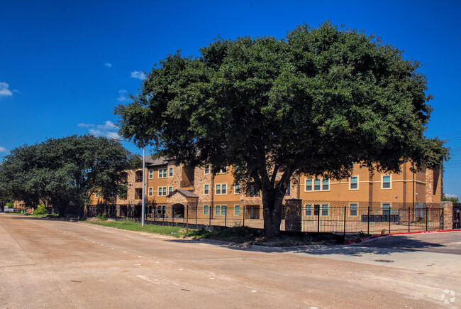 Building Photo - Summit at Hirsch Road