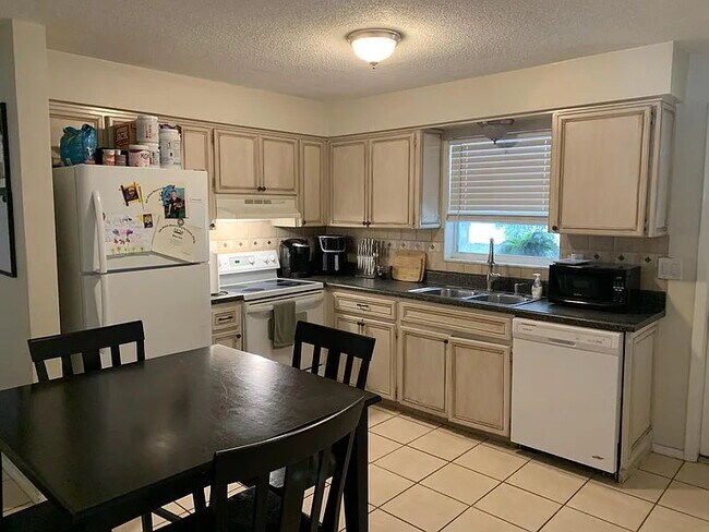 Building Photo - Charming 3BR Home | Large Fenced Yard + Prime Location