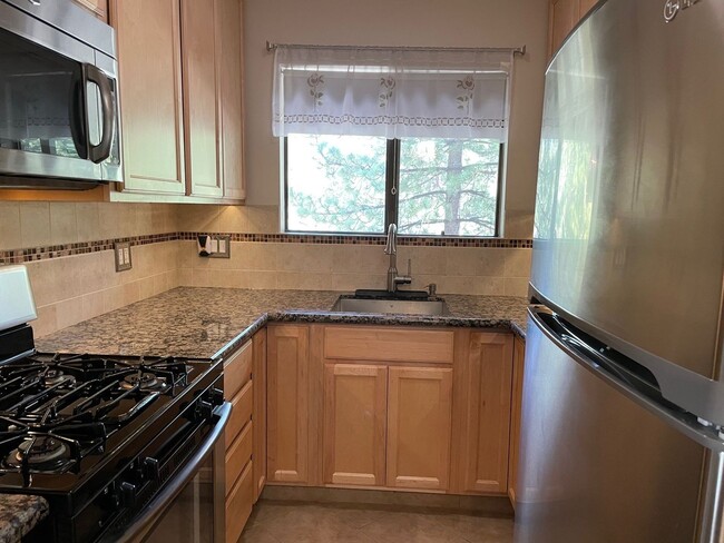 Building Photo - 2 bedroom condo with carport, pool and hot tub access