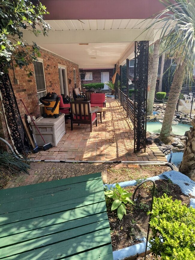 Building Photo - WONDERFUL 2 Bedroom 1.5 Bathroom condo