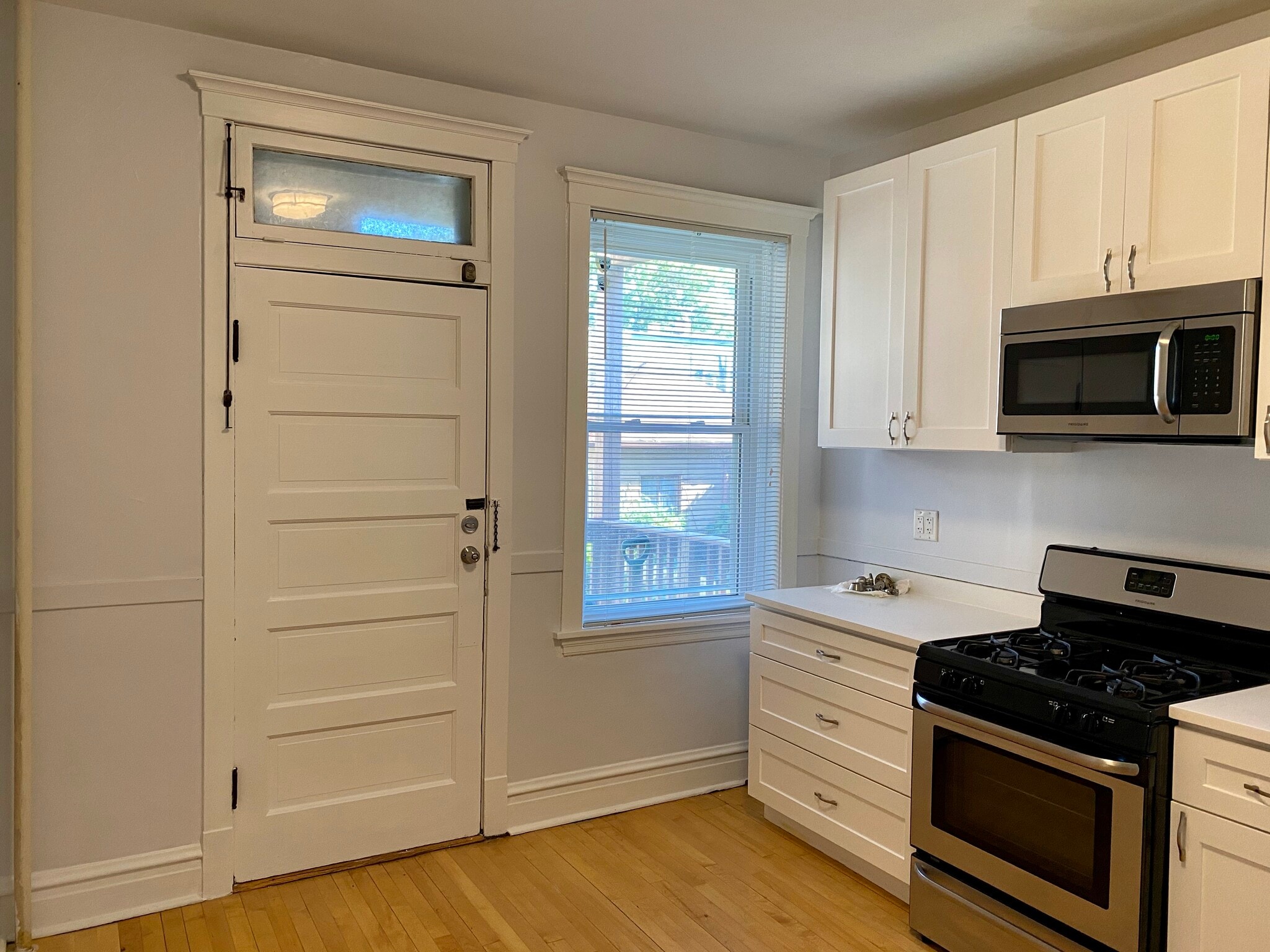 Kitchen - 2058 W Hutchinson St