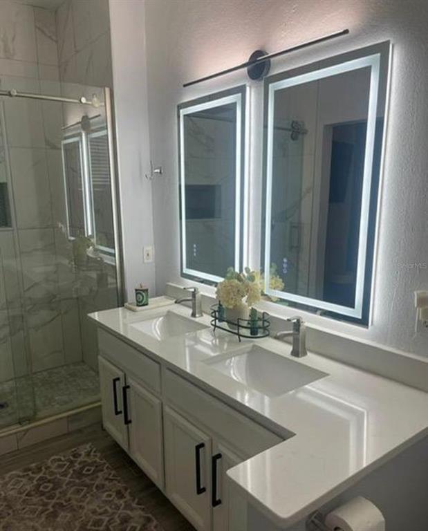 Building Photo - 10400 Eastpark Woods Dr