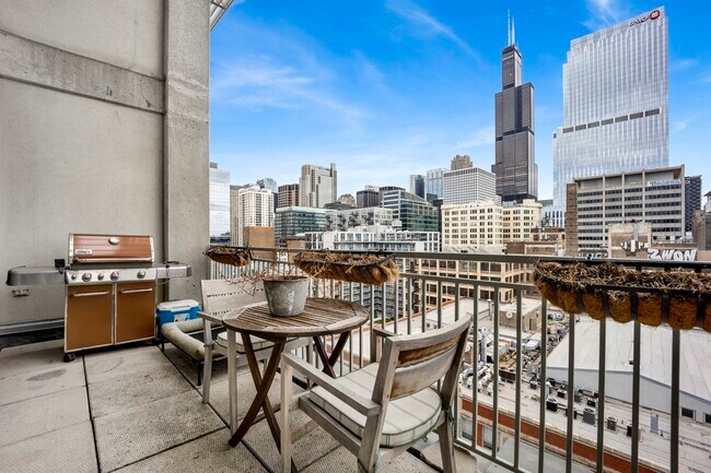 Building Photo - 700 W Van Buren St