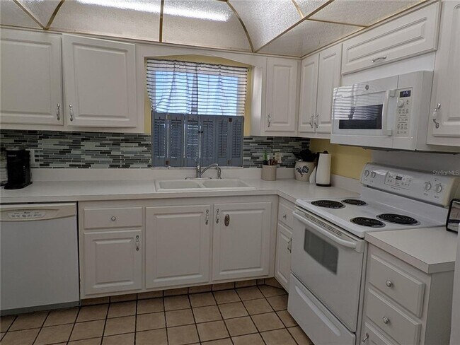Building Photo - 4575 Cove Cir
