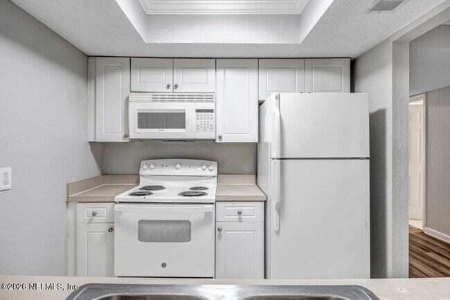 Building Photo - 3906 Mission Dr