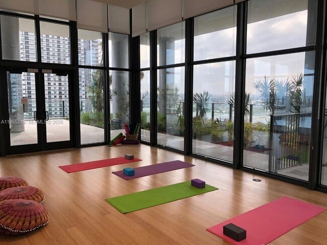 Building Photo - 1600 NE 1st Ave