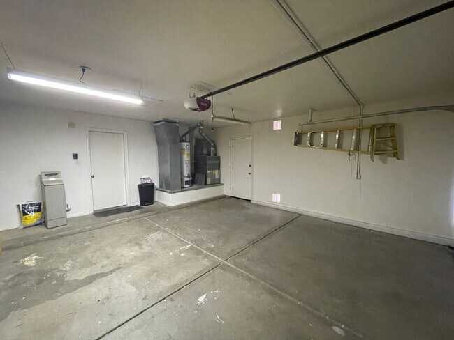 Building Photo - Swimming pool