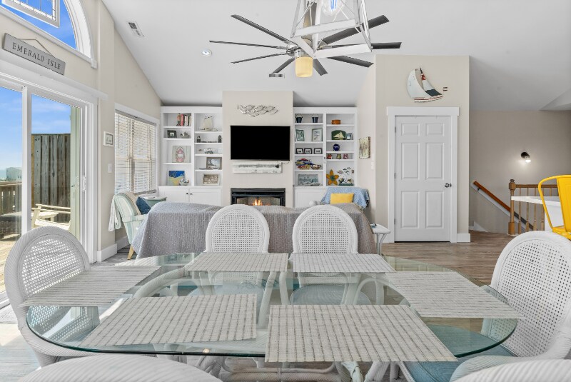 Building Photo - 5207 Emerald Dr