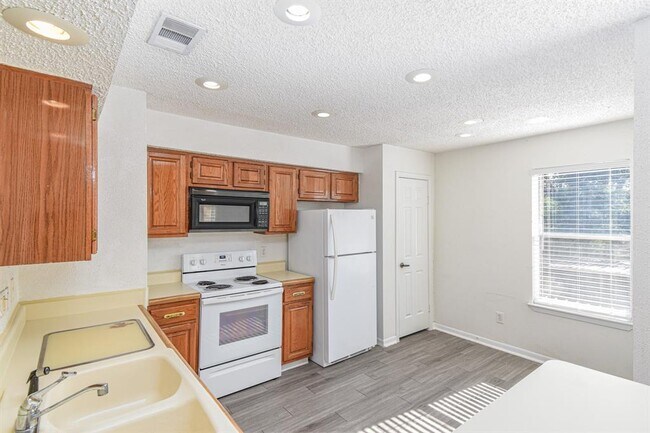 Building Photo - 2011 Spenwick Dr