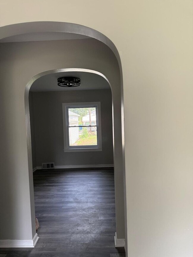 Building Photo - 3 Bedroom 2 Bath plus 2 Bonus Rooms! 5 Pos...