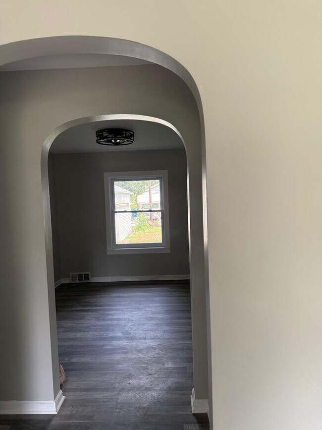 Building Photo - 5-Bedroom 2-Bath Completely Renovated!