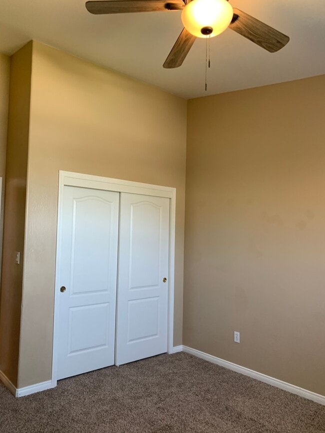 Building Photo - River Oaks Area Stockdale Highway & Buena Vista 93311 4+2 $2600