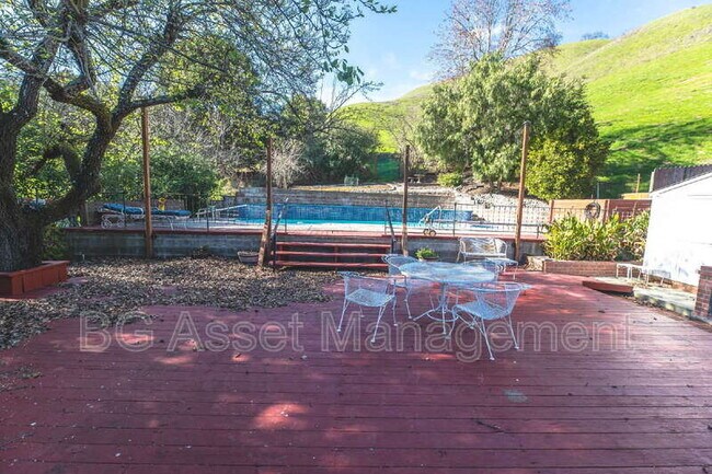 Building Photo - 2901 Doidge Ave