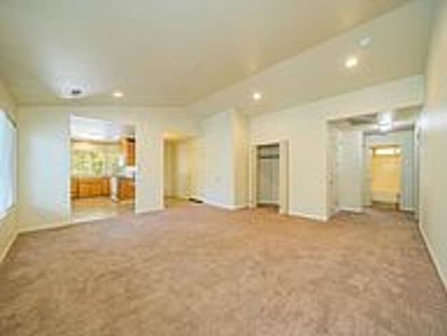 Building Photo - Cute 3 bedroom/2 bath downtown home!