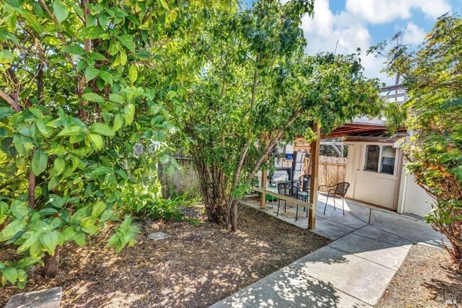 Building Photo - 40 La Cruz Ave