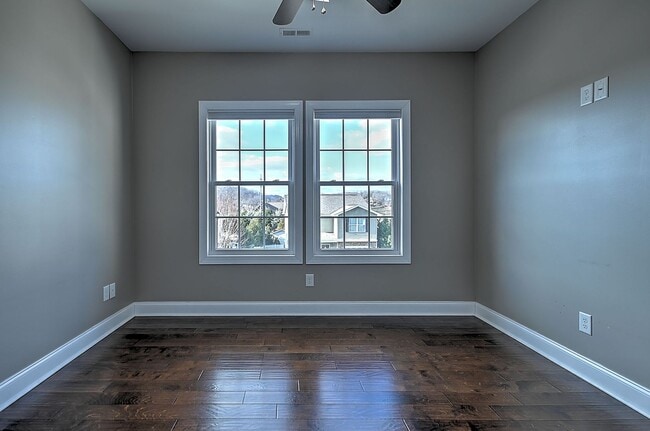 Building Photo - 4 Bedroom / 2.5 Bath Home  Kingsport, TN