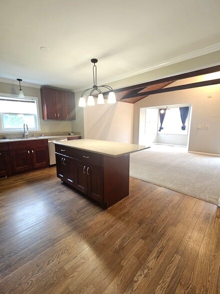 Building Photo - 600 Hawthorne Ln