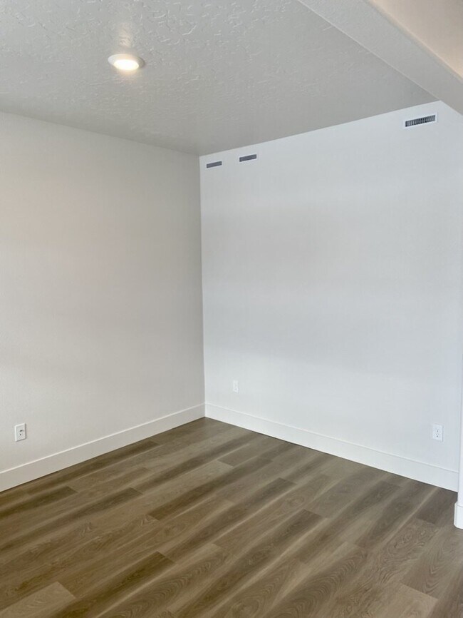 Building Photo - "Spacious 4-Bedroom Home on East Caldera Street with 2.5 Baths and 2,498 Sq Ft of Comfort in Meri...