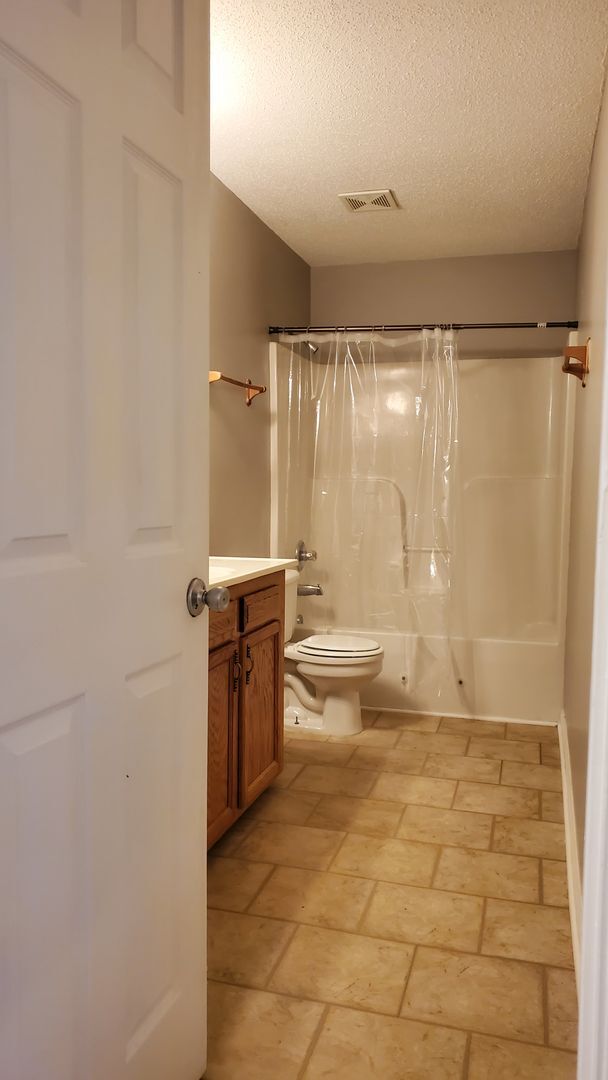 Building Photo - **1 month free if you sign a lease before April 1st** - 4 Bedroom 2 bath available now!