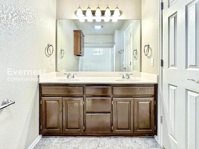 Building Photo - Charming 3-Bed, 2-Bath Home with Fenced Backyard & 2-Car Garage