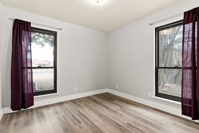 Building Photo - 2606 Lake Rd