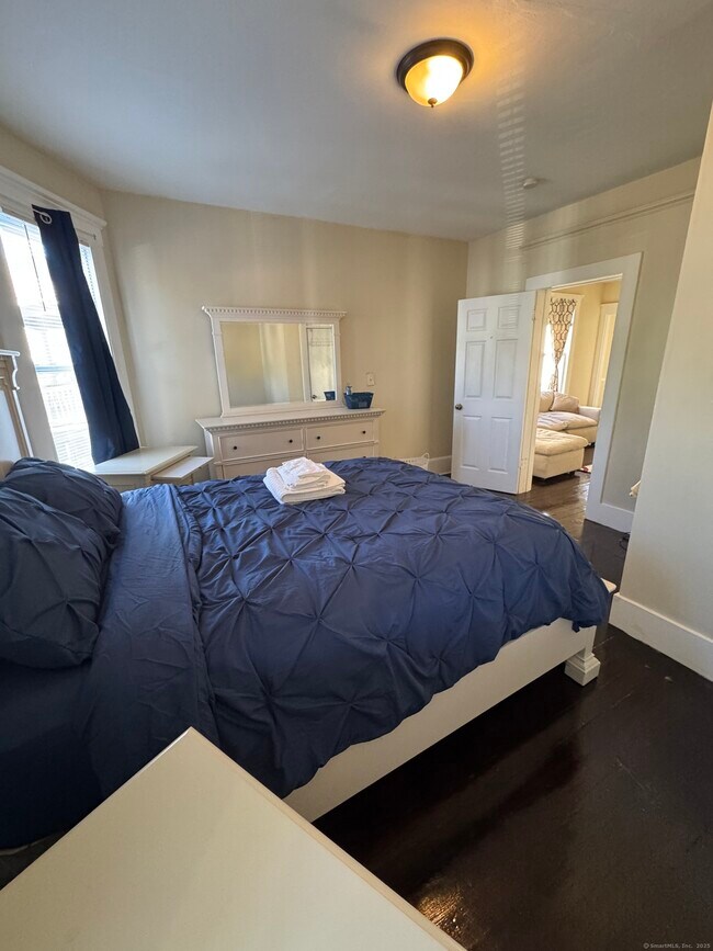 Building Photo - 766 George St