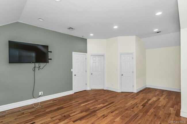 Building Photo - 180 Kensington Rd