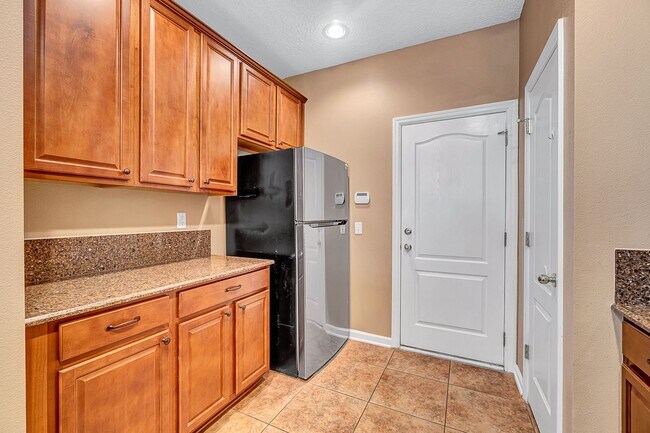 Building Photo - ***TWO WEEKS FREE*** Stylish 3BR Townhome with Garage & Walk-In Closet