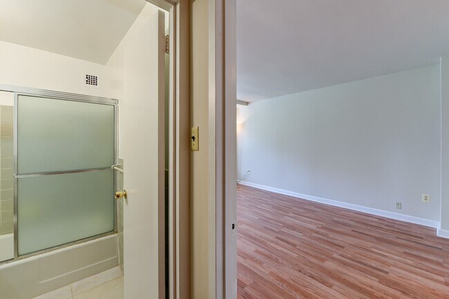 Building Photo - Spacious & Bright Studio at River Place North