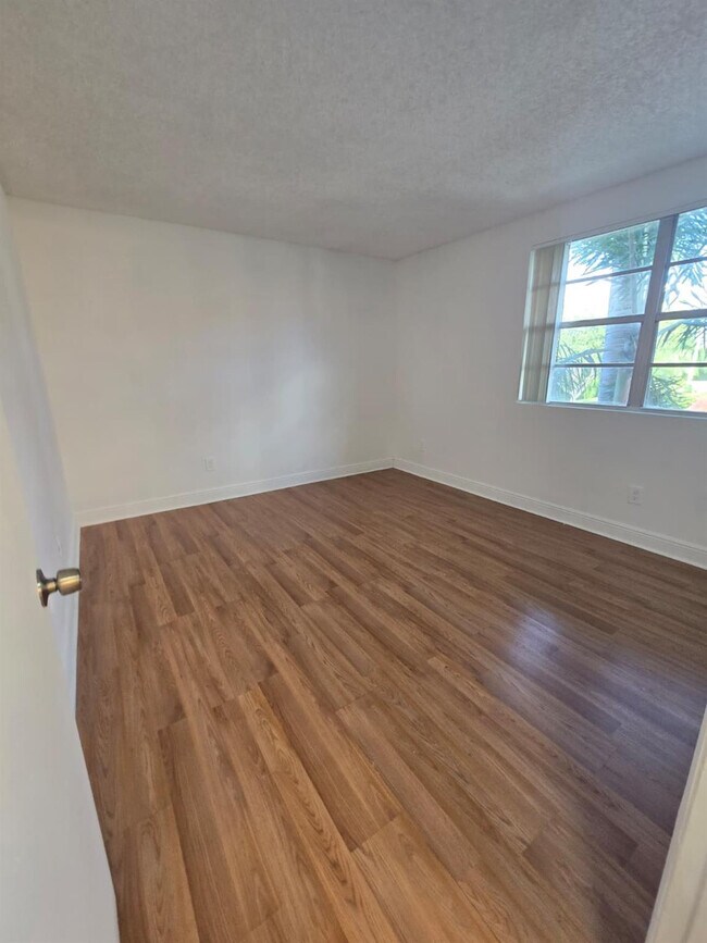 Building Photo - 1241 SW 46th Ave